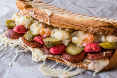 Türk tost Ayvalık Tostu / sandviç sosis, Rus salatası, turşu ve eritilmiş peynir ile.