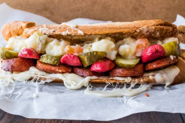 Türk tost Ayvalık Tostu / sandviç sosis, Rus salatası, turşu ve eritilmiş peynir ile.