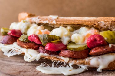 Türk tost Ayvalık Tostu / sandviç sosis, Rus salatası, turşu ve eritilmiş peynir ile.