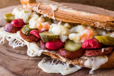 Türk tost Ayvalık Tostu / sandviç sosis, Rus salatası, turşu ve eritilmiş peynir ile.