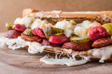 Türk tost Ayvalık Tostu / sandviç sosis, Rus salatası, turşu ve eritilmiş peynir ile.
