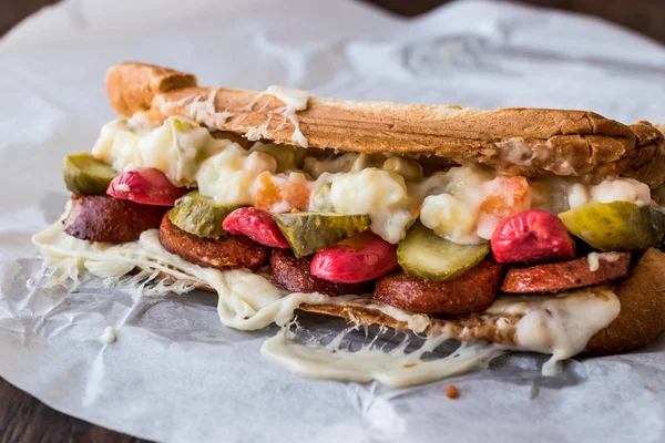 Türk tost Ayvalık Tostu / sandviç sosis, Rus salatası, turşu ve eritilmiş peynir ile.