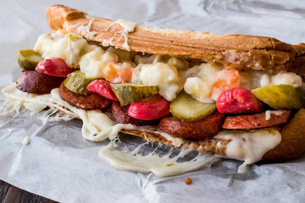 Türk tost Ayvalık Tostu / sandviç sosis, Rus salatası, turşu ve eritilmiş peynir ile.