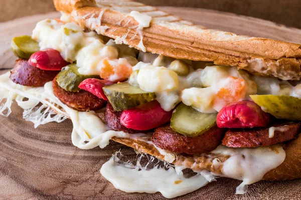 Türk tost Ayvalık Tostu / sandviç sosis, Rus salatası, turşu ve eritilmiş peynir ile.