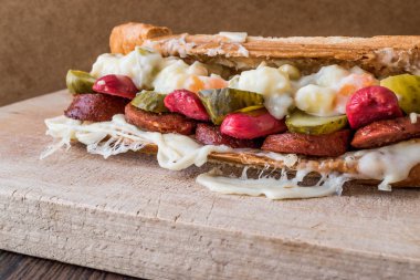 Türk tost Ayvalık Tostu / sandviç sosis, Rus salatası, turşu ve eritilmiş peynir ile.