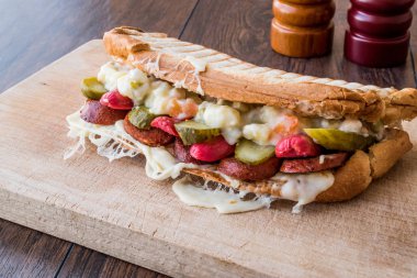 Türk tost Ayvalık Tostu / sandviç sosis, Rus salatası, turşu ve eritilmiş peynir ile.