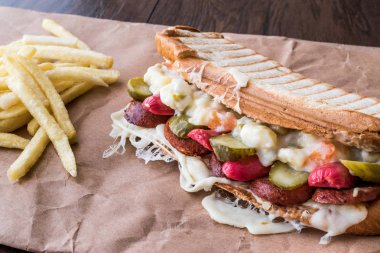 Türk tost Ayvalık Tostu / sandviç sosis, Rus salatası, turşu ve eritilmiş peynir ile.