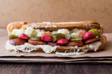 Türk tost Ayvalık Tostu / sandviç sosis, Rus salatası, turşu ve eritilmiş peynir ile.