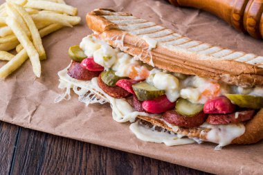 Türk tost Ayvalık Tostu / sandviç sosis, Rus salatası, turşu ve eritilmiş peynir ile.