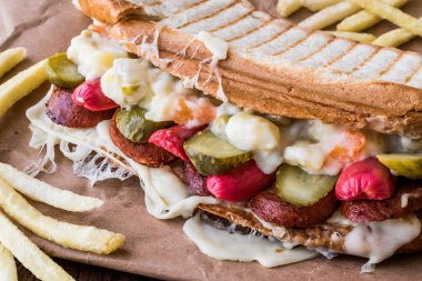 Türk tost Ayvalık Tostu / sandviç sosis, Rus salatası, turşu ve eritilmiş peynir ile.