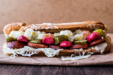 Türk tost Ayvalık Tostu / sandviç sosis, Rus salatası, turşu ve eritilmiş peynir ile.