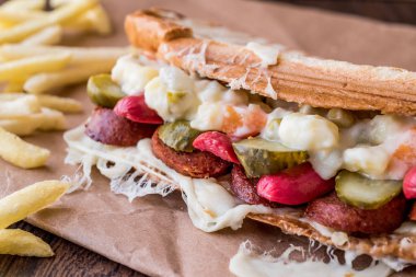 Türk tost Ayvalık Tostu / sandviç sosis, Rus salatası, turşu ve eritilmiş peynir ile.