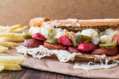 Türk tost Ayvalık Tostu / sandviç sosis, Rus salatası, turşu ve eritilmiş peynir ile.