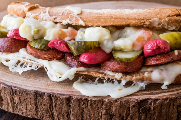 Turkish Toast Ayvalik Tostu / Sandwich with sausage, russian salad, pickle and melted cheese. — Stock Photo, Image