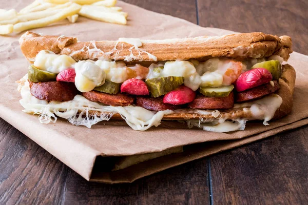 Türk tost Ayvalık Tostu / sandviç sosis, Rus salatası, turşu ve eritilmiş peynir ile.