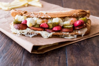Türk tost Ayvalık Tostu / sandviç sosis, Rus salatası, turşu ve eritilmiş peynir ile.