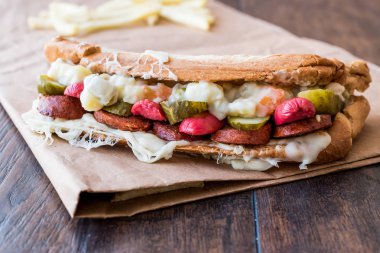 Türk tost Ayvalık Tostu / sandviç sosis, Rus salatası, turşu ve eritilmiş peynir ile.