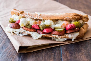 Türk tost Ayvalık Tostu / sandviç sosis, Rus salatası, turşu ve eritilmiş peynir ile.