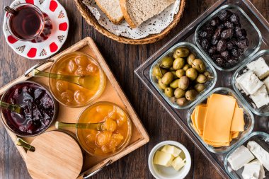Zeytin, peynir, reçel, tereyağı, ekmek ve çay ile Türk Kahvaltı