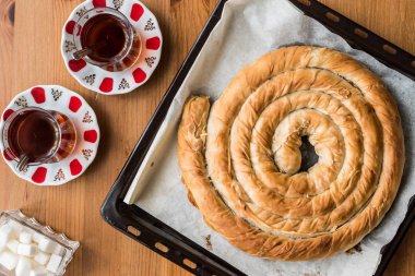 Türk Tepsi tarifi / yuvarlak çay ile tepsi Boregi.