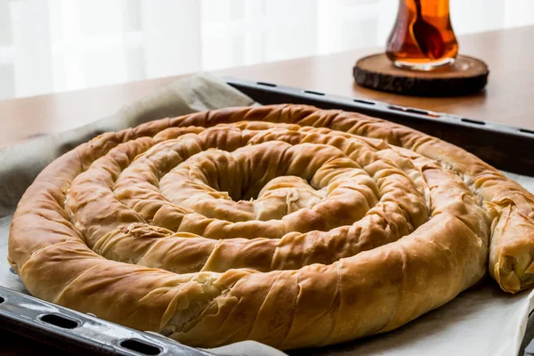 Turco Tepsi Boregi / Round Borek em bandeja com chá . — Fotografia de Stock