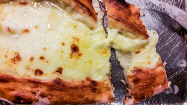 Türk Karadeniz Pide tepsi üzerinde erimiş peynirli.