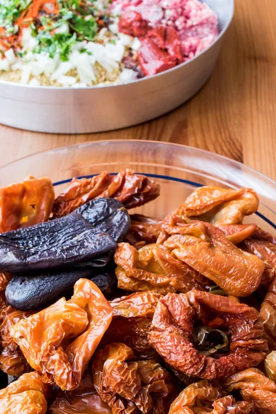 Turco Dolma Stuff pimenta vermelha, berinjela, carne picada, cebola, pasta de tomate, salsa, arroz e especiarias — Fotografia de Stock