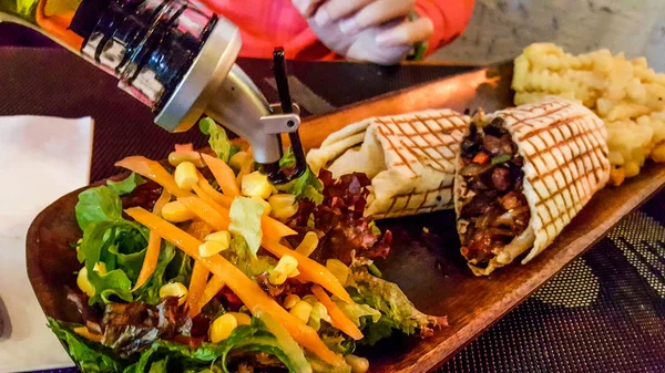 발사믹 샐러드와 감자 레스토랑에서 멕시코 고기 랩 샌드위치. — 스톡 사진