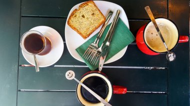 Kafede kahve ile limonlu kek. (gülümseyen kaşık)