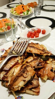 Akşam yemeği masasında ızgara palamut (Palamut) Balık dilimleri.