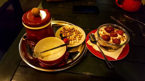 Fraise Trifle, thé et pois chiches rôtis au café . — Photo