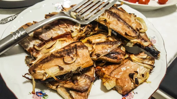 Bonito grelhado (Palamut) Fatias de peixe à mesa de jantar . — Fotografia de Stock