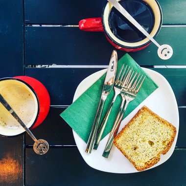 Kafede kahve ile limonlu kek. (gülümseyen kaşık)