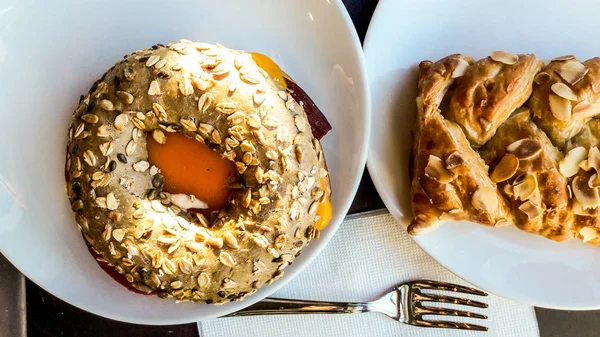 Cekirdekli Simit / Core Bagel s čedar sýr a mandlový rohlík nebo koláčky (snídaně koncepce) — Stock fotografie