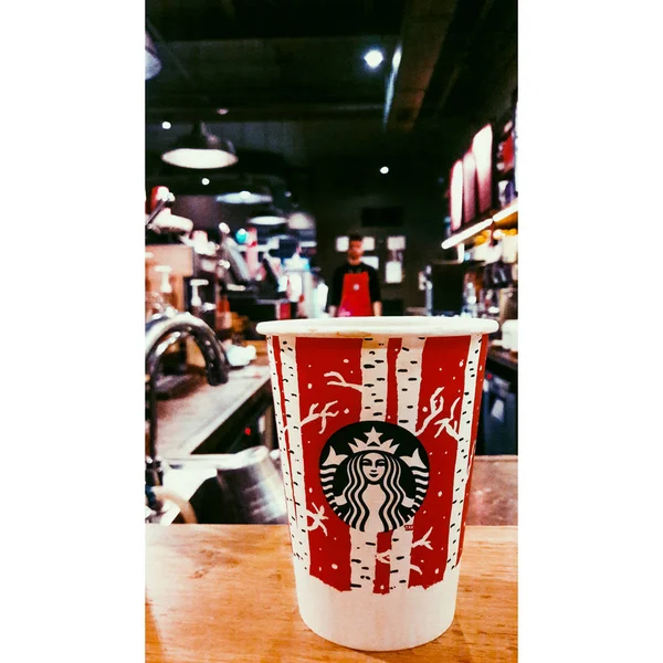 TURQUÍA, ISTANBUL - 29 DE DICIEMBRE DE 2016: Copa de café de Navidad Starbucks con fondo barista . —  Fotos de Stock