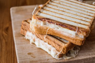 Kaşar veya erimiş peynir ile Türk sandviç ekmeği (Tost).