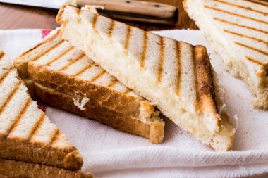 Kaşar veya erimiş peynir ile Türk sandviç ekmeği (Tost).