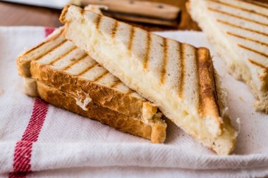 Kaşar veya erimiş peynir ile Türk sandviç ekmeği (Tost).