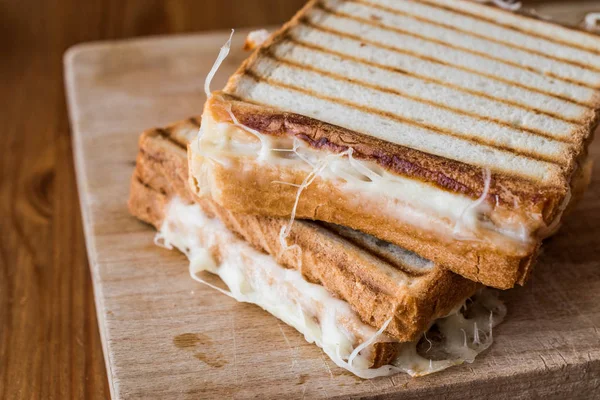 Toast Sandwich Turc (Tost) au cheddar ou fromage fondu . — Photo