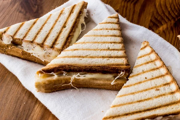 Toast Sandwich Turc (Tost) au cheddar ou fromage fondu . — Photo