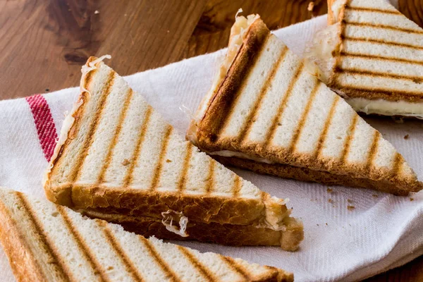 Turkse Sandwich Toast (Tost) met cheddar of gesmolten kaas. — Stockfoto