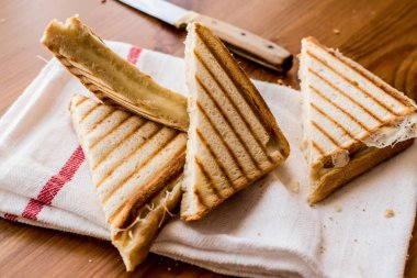Kaşar veya erimiş peynir ile Türk sandviç ekmeği (Tost).