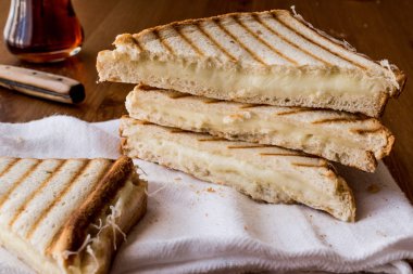 Kaşar ya da eritilmiş peynir ve çay ile Türk sandviç ekmeği (Tost)