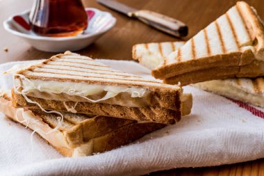 Kaşar ya da eritilmiş peynir ve çay ile Türk sandviç ekmeği (Tost)