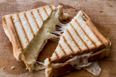 Kaşar veya erimiş peynir ile Türk sandviç ekmeği (Tost).