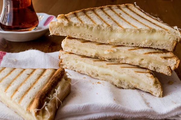 Toast Sandwich Turc (Tost) au cheddar ou fromage fondu et thé — Photo