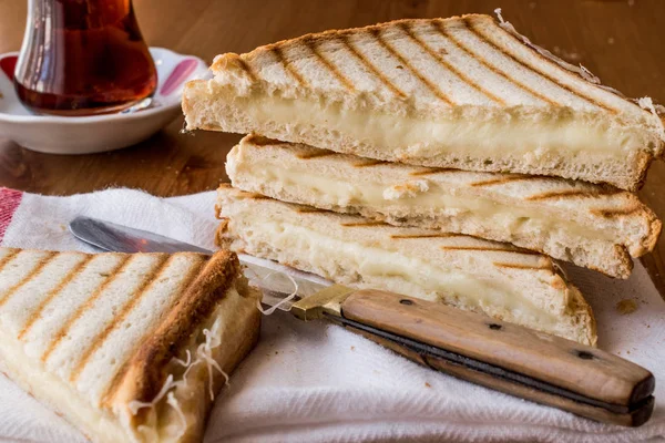 Toast Sandwich Turc (Tost) au cheddar ou fromage fondu et thé — Photo