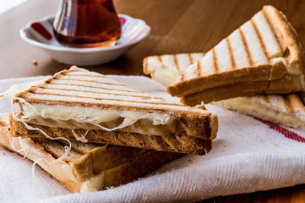 Turecké sendvič Toast (Tost) s čedar nebo strouhaným sýrem a čaje — Stock fotografie