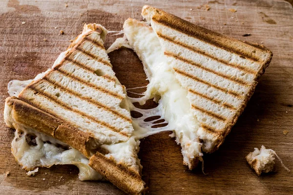 Toast Sandwich Turc (Tost) au cheddar ou fromage fondu . — Photo