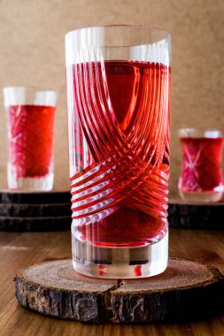 Türk Osmanlı iç gül şerbeti veya kızılcık Serbet kristal cam